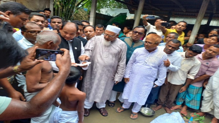 নৌকা ডুবিতে নিহতদের পরিবারের মাঝে ধর্ম প্রতিমন্ত্রী'র অর্থ সহায়তা বিতরণ