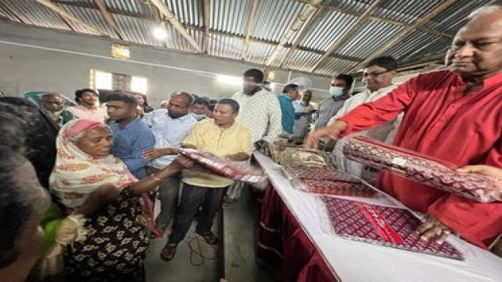 রংপুরে বাণিজ্যমন্ত্রীর ঈদ উপহার বিতরণ