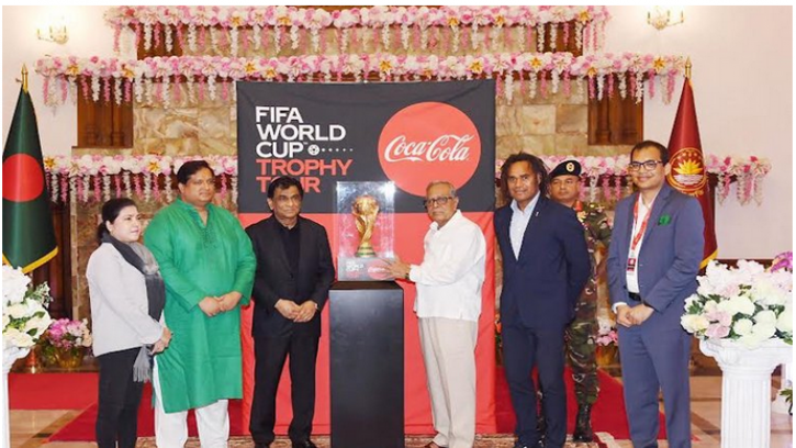 রাষ্ট্রপতিকে ফিফা বিশ্বকাপ ২০২২ ট্রফি প্রদর্শন