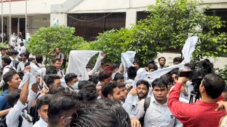 অধ্যক্ষের অপসারণ দাবিতে ধানমন্ডি আইডিয়াল কলেজে বিক্ষোভ