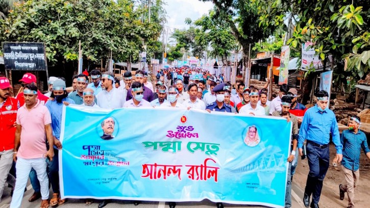 স্বপ্নের পদ্মা সেতু খুলে দেয়ায় পিরোজপুরে আনন্দ র‌্যালি