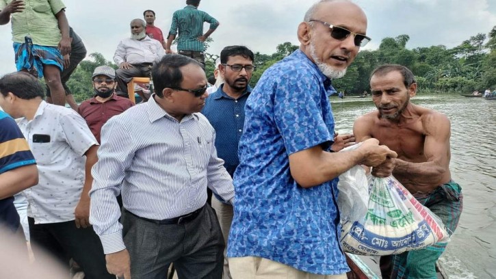 সুনামগঞ্জে বন্যার্তদের মাঝে শিক্ষক কর্মচারী ঐক্যজোটের ত্রাণ বিতরণ