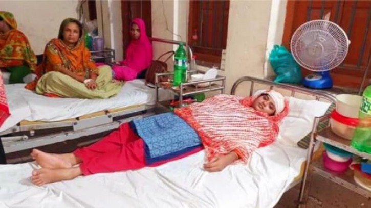স্বামীকে বাঁচাতে এসে দায়ের কোপে গুরুতর আহাতে স্ত্রী