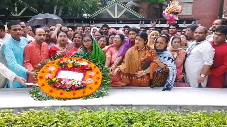 বঙ্গবন্ধুর সমাধিতে পিরোজপুর জেলা পরিষদ নির্বাচনে আওয়ামীলীগ প্রার্থী