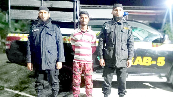 চাঁপাইনবাবগঞ্জে আড়াই কেজি হিরোইন সহ যুবক আটক