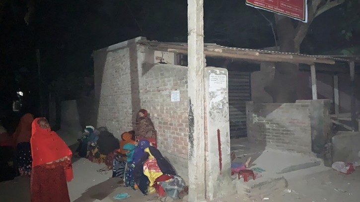 চাঁপাইনবাবগঞ্জে ওএমএস পণ্যের জন্য রাত জেগে অপেক্ষা