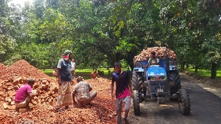 শিবগঞ্জে রাস্তা সম্প্রসারণ কাজে অনিয়মের অভিযোগ