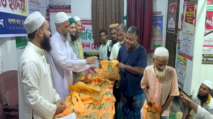 বংশালে চরমোনাইর পীরের পক্ষ থেকে কোরবানী গোশত বিতরণ 