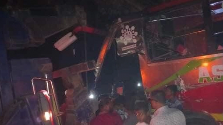 হবিগঞ্জে দুই বাস ও ট্রাকের ত্রিমুখী সংঘর্ষে নিহত ৪