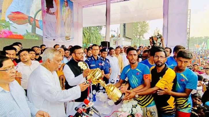 শেখ হাসিনা গোল্ডকাপ ফুটবল টুর্নামেন্টের পুরস্কার বিতরণ করলেন স্বরাষ্ট্রমন্ত্রী