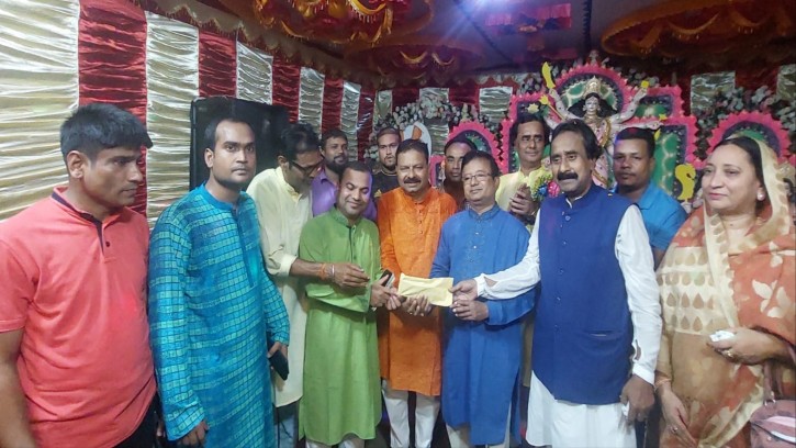 শিবগঞ্জে পূজামন্ডপ পরিদর্শন-আর্থিক সহায়তা প্রদান