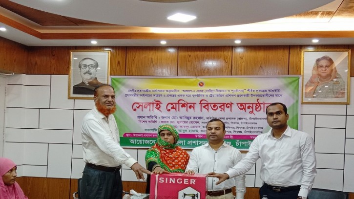 শিবগঞ্জে ২৮ নারী পেলেন সেলাই মেশিন