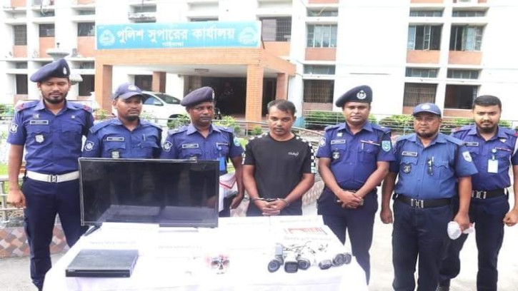 সাঘাটায় মাথার খুলি-হাড় ও যাদুর বইসহ ভন্ডো গ্রেফতার