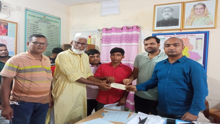 শিবগঞ্জে ক্যান্সার আক্রান্ত রোগীর পরিবারকে চেক প্রদান