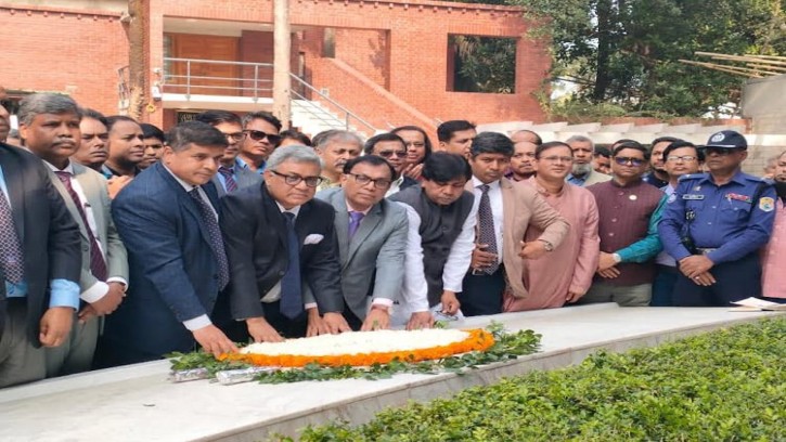 জাতির পিতার সমাধিতে ঢাকা বিশ্ববিদ্যালয় ভিসির শ্রদ্ধা