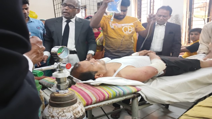 পিরোজপুর জেলা আইনজীবী সমিতির সভায় দুর্বৃত্তদের হামলা 