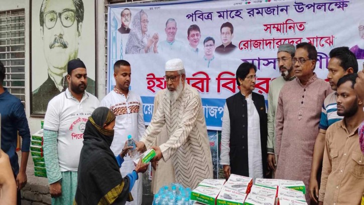 পিরোজপুরে জেলা স্বেচ্ছাসেবকলীগের আয়োজনে মাসব্যাপী ইফতার বিতরণ শুরু