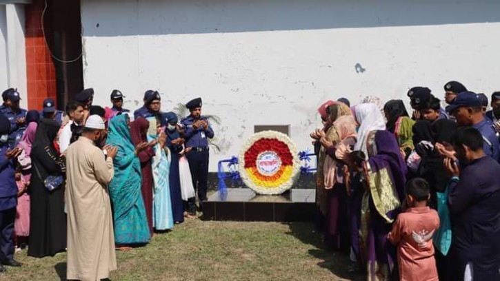 নিহত সদস্যদের স্মৃতিস্তম্ভে মানিকগঞ্জ জেলা পুলিশের পুষ্পস্তবক অর্পণ 