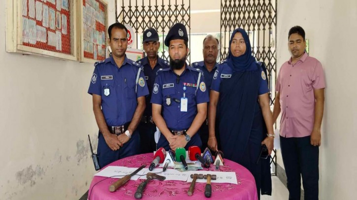 পিরোজপুরে কিশোর গ্যাংয়ের ১৮ জন গ্রেফতার : অস্ত্র ও টাকা উদ্ধার