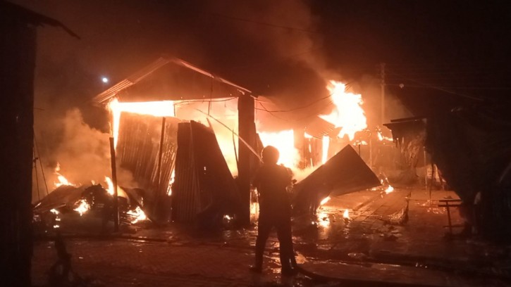 শিবগঞ্জে আগুনে পুড়ল ৮টি দোকান, কোটি টাকার ক্ষতি