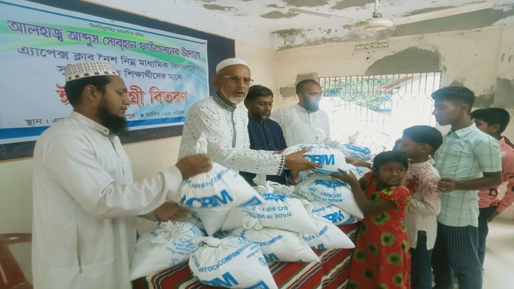 পিরোজপুরে আব্দুস সোবাহান ফাউন্ডেশনের ঈদ বস্ত্র বিতরণ