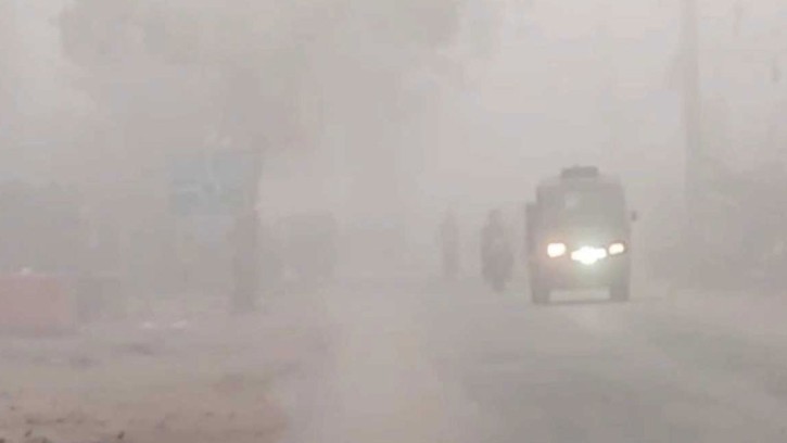 ভ্যাপসা গরমের মধ্যেই পঞ্চগড়ে ঘন কুয়াশা