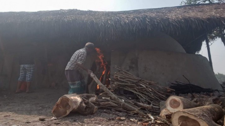 পাইকগাছায় অবাধে চলছে কাঠ পুড়িয়ে কয়লা তৈরি