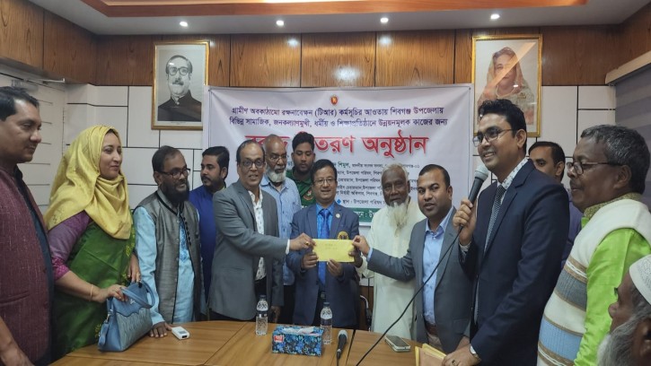 শিবগঞ্জের টিআর কর্মসূচির বরাদ্দের চেক বিতরণ