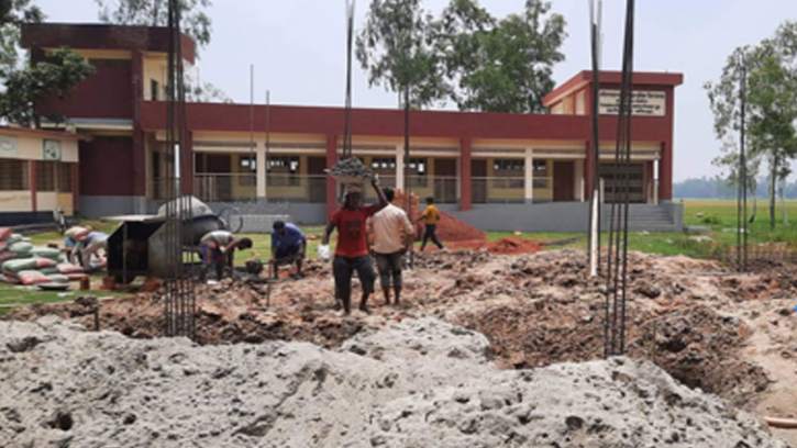 প্রাথমিক বিদ্যালয়ের মাঠে প্রধান শিক্ষকের বাড়ি নির্মাণ