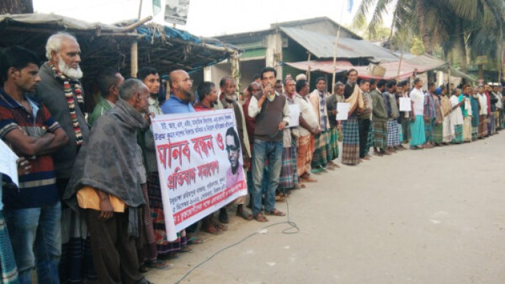 পাইকগাছায় প্রধান শিক্ষকের নিয়োগ বাণিজ্যের বিরুদ্ধে এলাকাবাসীর মানববন্ধন