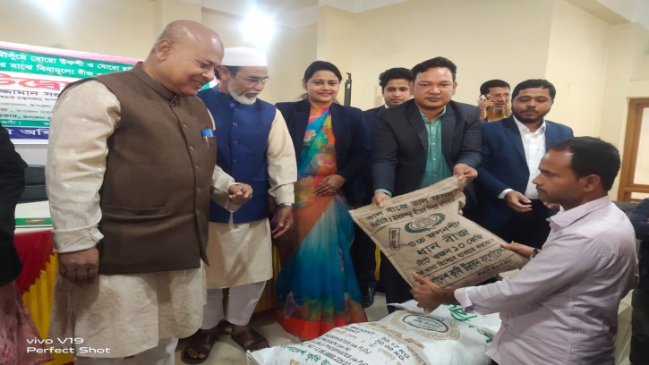 পত্নীতলায় কৃষি প্রণোদনা বিতরণ