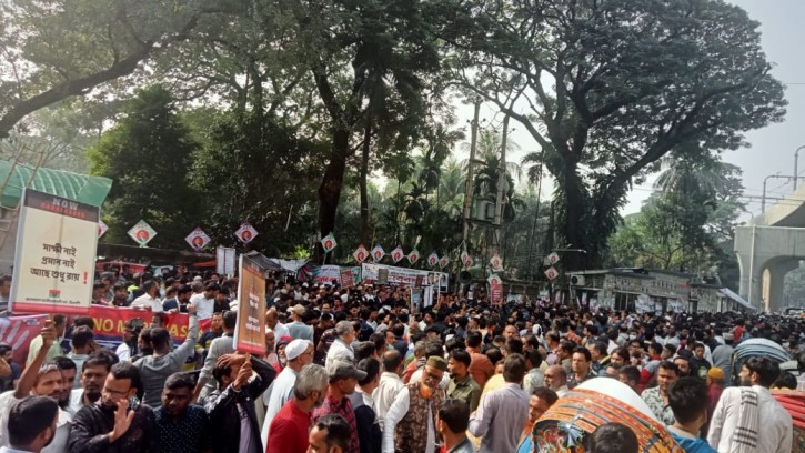 জাতীয় প্রেসক্লাবের সামনে মানববন্ধনে বিএনপি নেতাকর্মীদের ভিড়