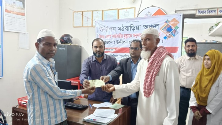 মঠবাড়িয়া উদ্দীপনের অনুদানের চেক হস্তান্তর