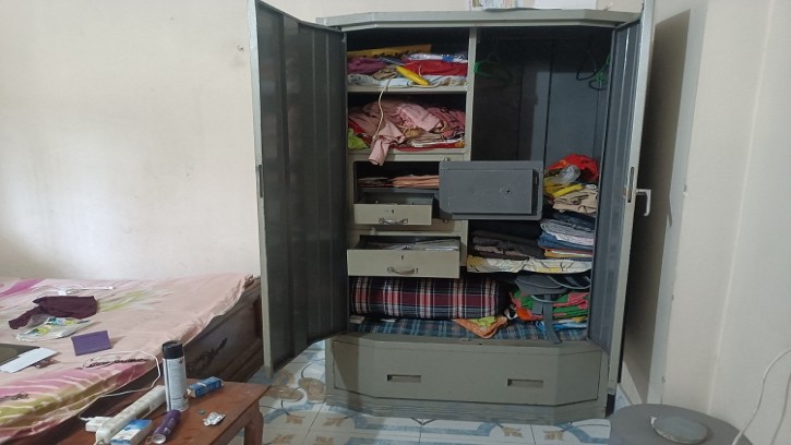 শিবগঞ্জে জানালার গ্রিল কেটে  টাকা গয়না চুরি