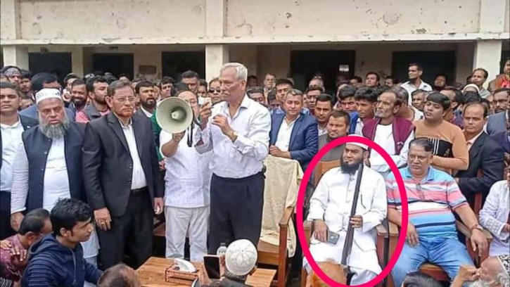 শাহজাহান ওমরের জনসমাবেশে আগ্নেয়াস্ত্র প্রদর্শন