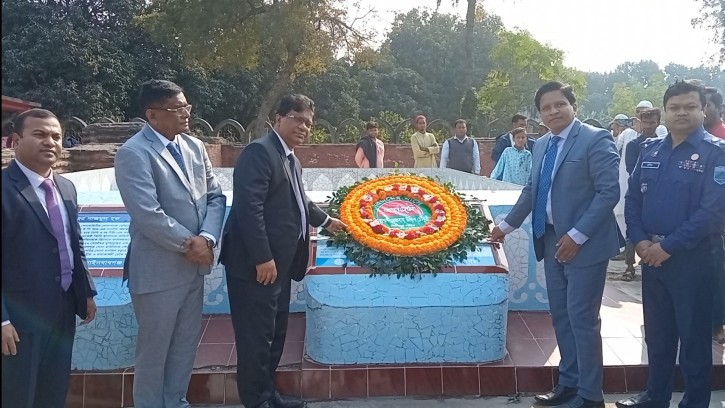 সোনামসজিদে বীরশ্রেষ্ঠ শহীদ ক্যাপ্টেন জাহাঙ্গীরের সমাধিতে শ্রদ্ধা