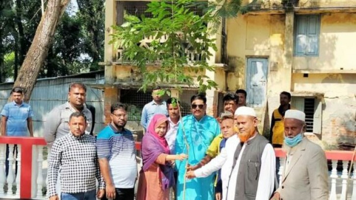 পাইকগাছা উপজেলা পরিষদে বৃক্ষ প্রেমিক সিদ্দিকের বকুল গাছের চারা রোপন