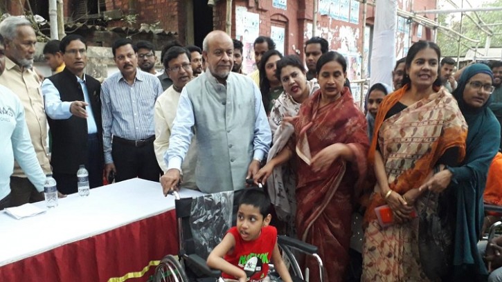 রাজবাড়ীতে দুস্থ ও প্রতিবন্ধীদের মাঝে আওয়ামী লীগের হুইল চেয়ার বিতরণ