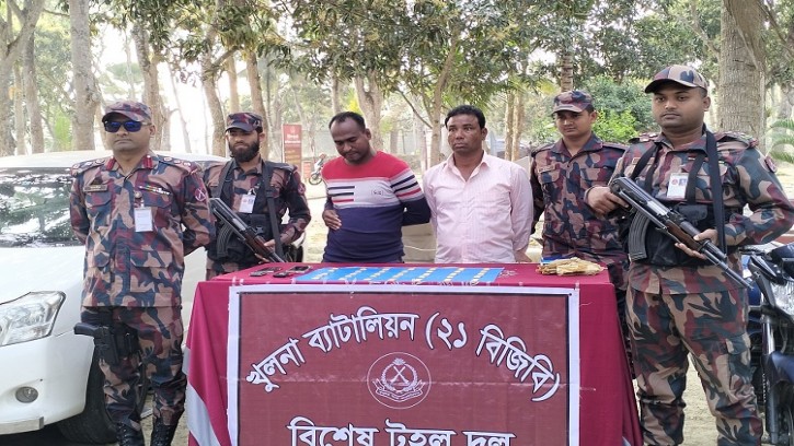 শার্শা সীমান্তে চার কেজি স্বর্ণসহ দুই পাচারকারী আটক