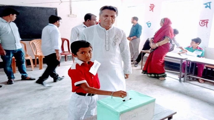 পিরোজপুরে গণতন্ত্র চর্চায় স্কুল কেবিনেট নির্বাচনে শিশুরা