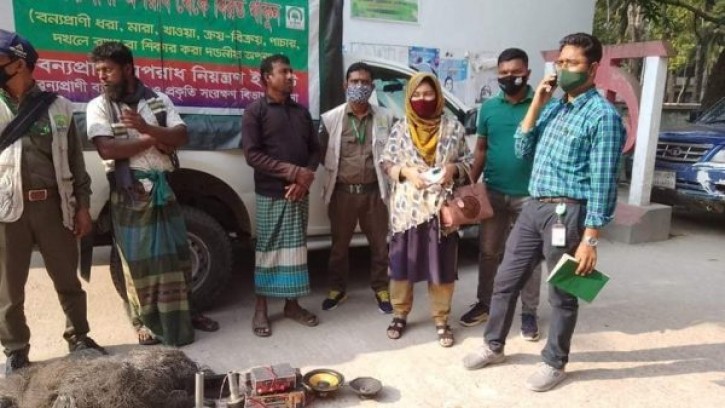 পাইকগাছায় পাখি শিকারীদের ৩০হাজার টাকা জরিমানা আদায়