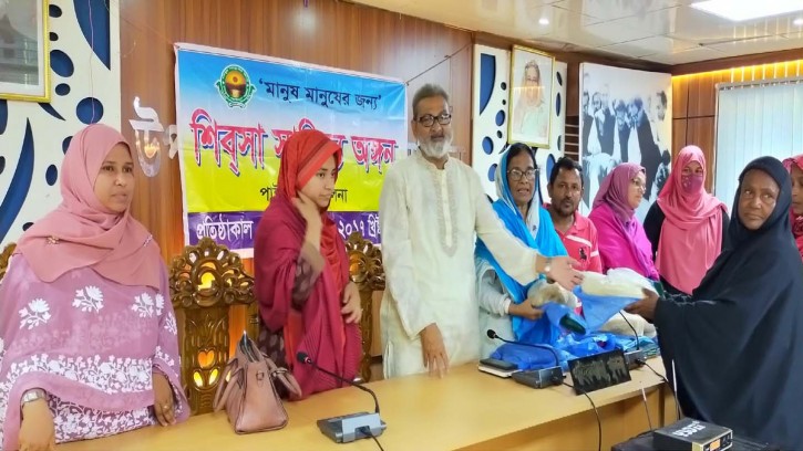 শিব্সা সাহিত্য অঙ্গন ও সমাজ কল্যাণ সংস্থার ঈদ সামগ্রী বিতরণ