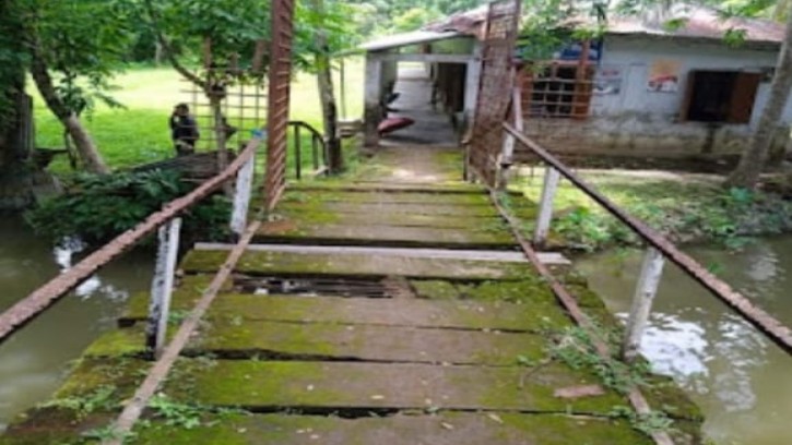 আছিয়া খাতুন নিম্ন মাধ্যমিক বিদ্যালয় সংলগ্ন পুলটির বেহাল দশা