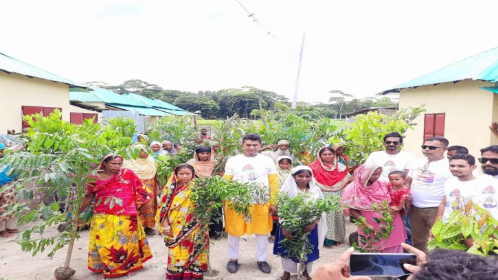 সজীব ওয়াজেদ জয়ের জন্মদিনে পিরোজপুরে যুবলীগের বৃক্ষ রোপন