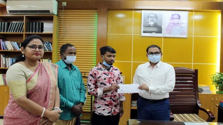 ঢাবিতে ভর্তি হওয়া মামুনকে অর্থসহায়তা দিলেন পিরোজপুরের ডিসি