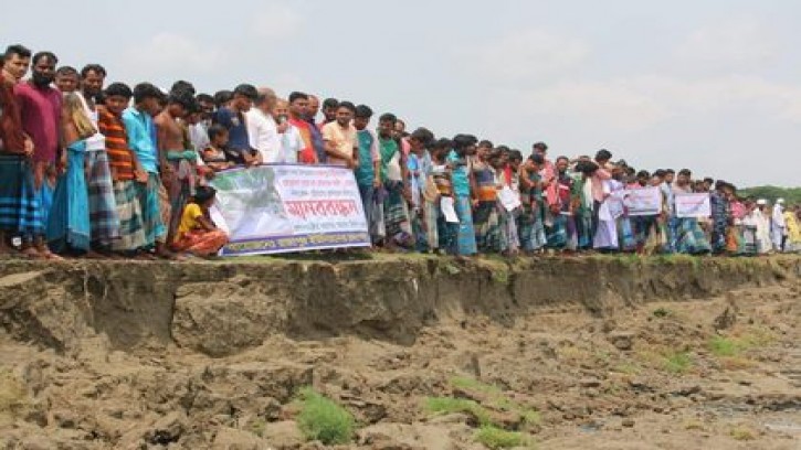 মেঘনার ভাঙন রোধে রাজাপুরে হাজারও মানুষের মানববন্ধন