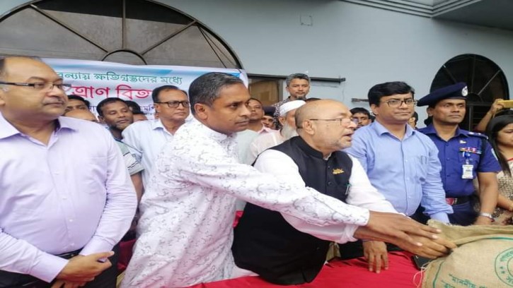 সিলেটে বন্যার্তদের পাশে ত্রাণ প্রতিমন্ত্রী