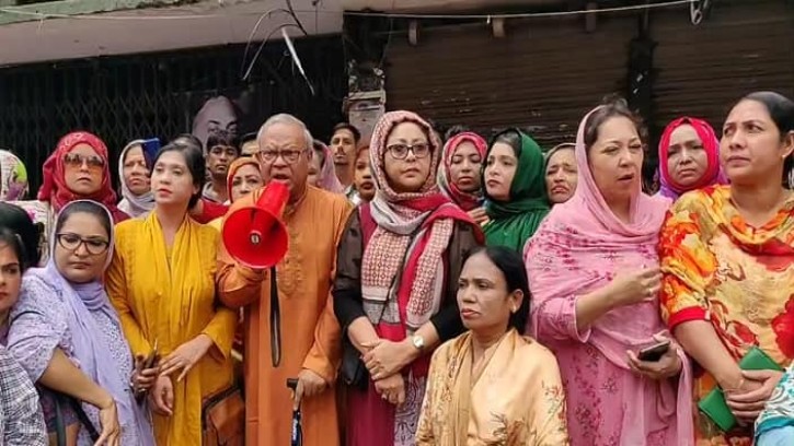 পুলিশি বাধা উপেক্ষা করে মহিলা দলের বিক্ষোভ