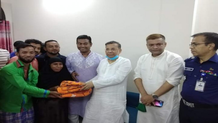 আইনমন্ত্রীকে কাঁথা উপহার দিলেন প্রতিবন্ধী দম্পতি