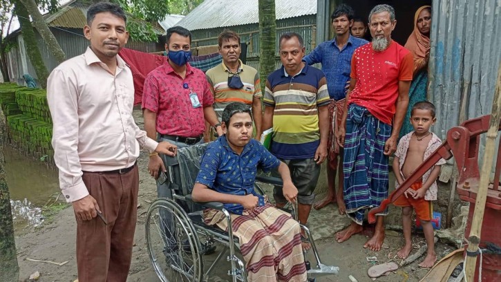 তাড়াইলে বিনামূল্যে হুইল চেয়ার বিতরণ